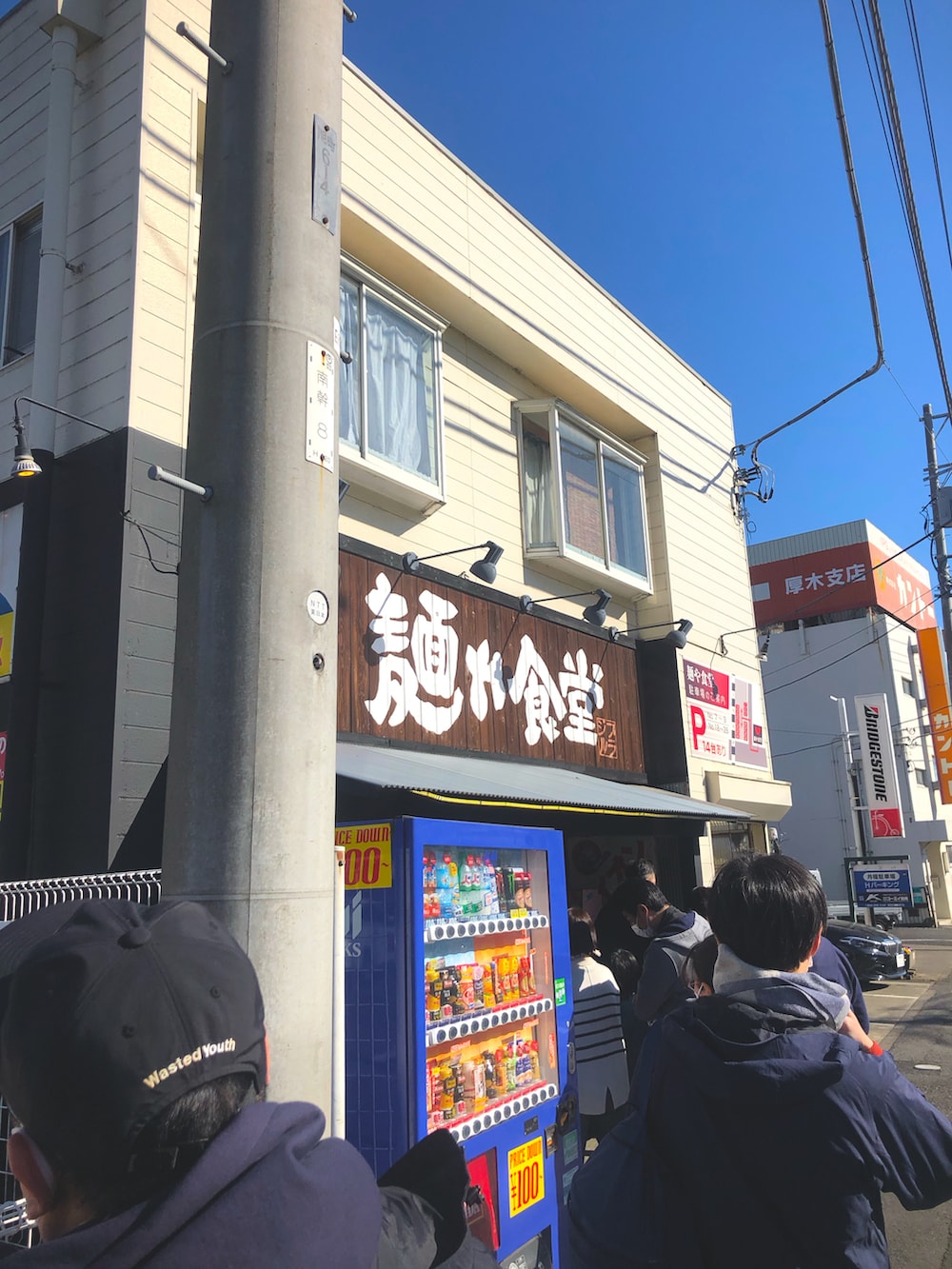 「今日のコーデ、休日コーデ、ナイキ、supreme、ユニクロ、UNIQLO、メガネ男子、ヒゲ、パーカー、ストリート、トムサックス」｜「NIKEのアイテム（シューズ、ブラウン系）」を使った、チャパティンさん（メンズ・174cm）の冬コーディネートの2枚目の写真