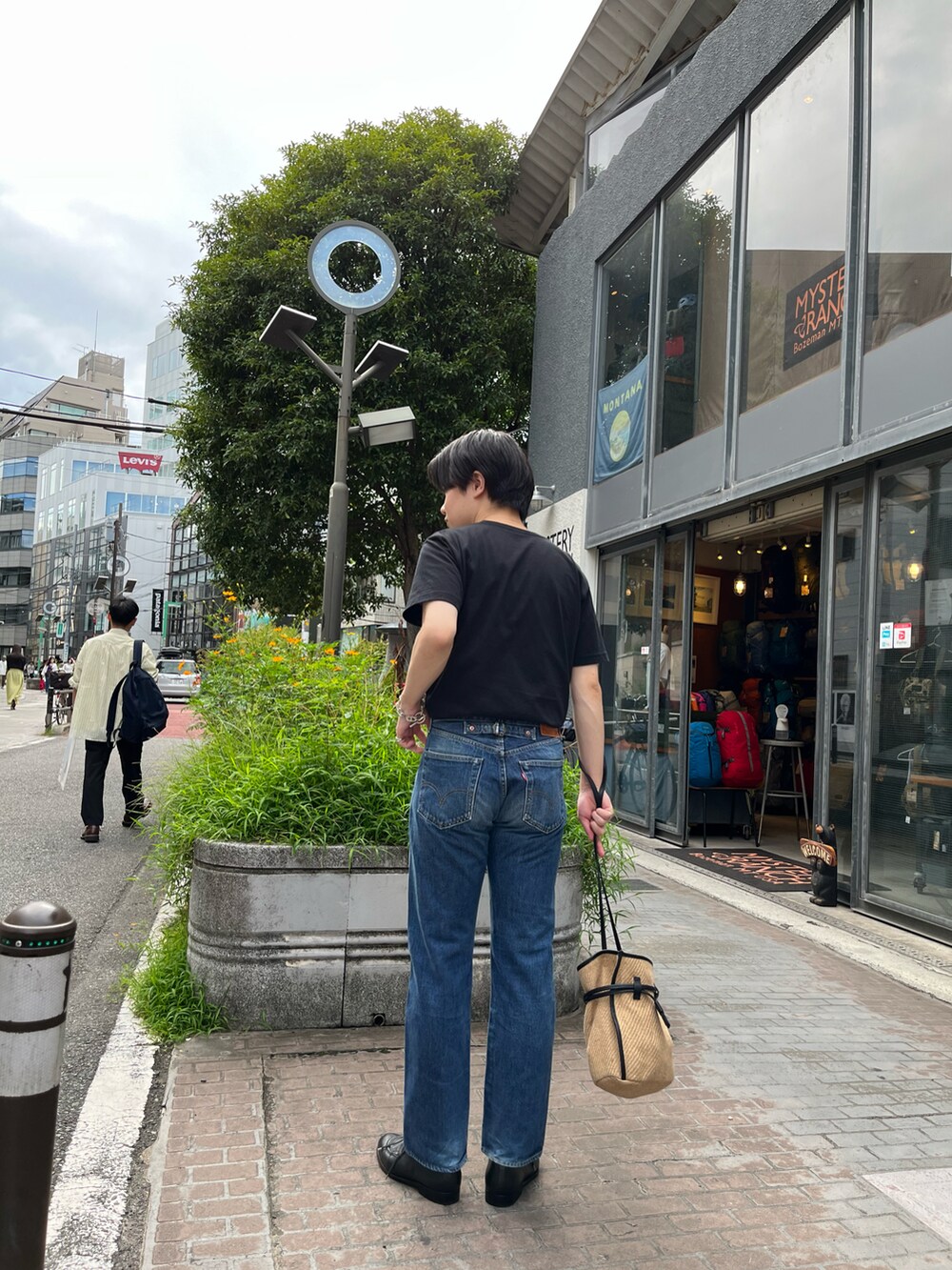 「お洒落さんとつながりたい、デニム、カジュアル、ファッションの力を信じよう、古着MIX、vintage、デニムパンツ、ootd、レザー、オーバーサイズ、ショルダーバッグ、革靴」｜「Levi'sのアイテム（デニムパンツ、ブルー系）」を使った、hさん（メンズ・174cm）の秋コーディネートの2枚目の写真
