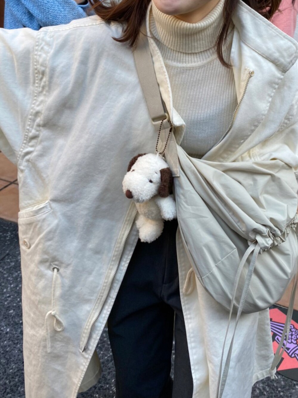 ホワイト系のモッズコート、グレー系のその他パンツ、ホワイト系のスニーカーを着用したレディースの春コーディネートの3枚目の写真