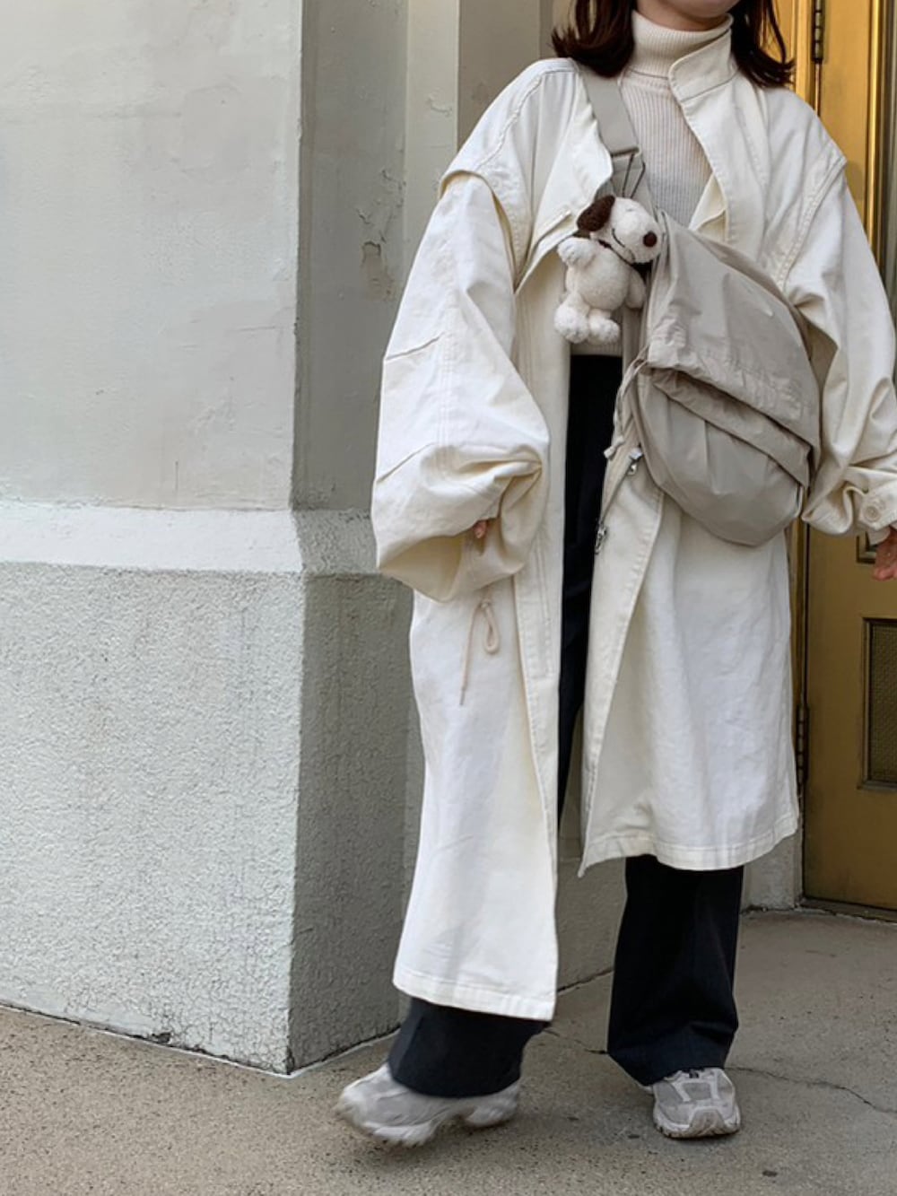 ホワイト系のモッズコート、グレー系のその他パンツ、ホワイト系のスニーカーを着用したレディースの春コーディネートの2枚目の写真