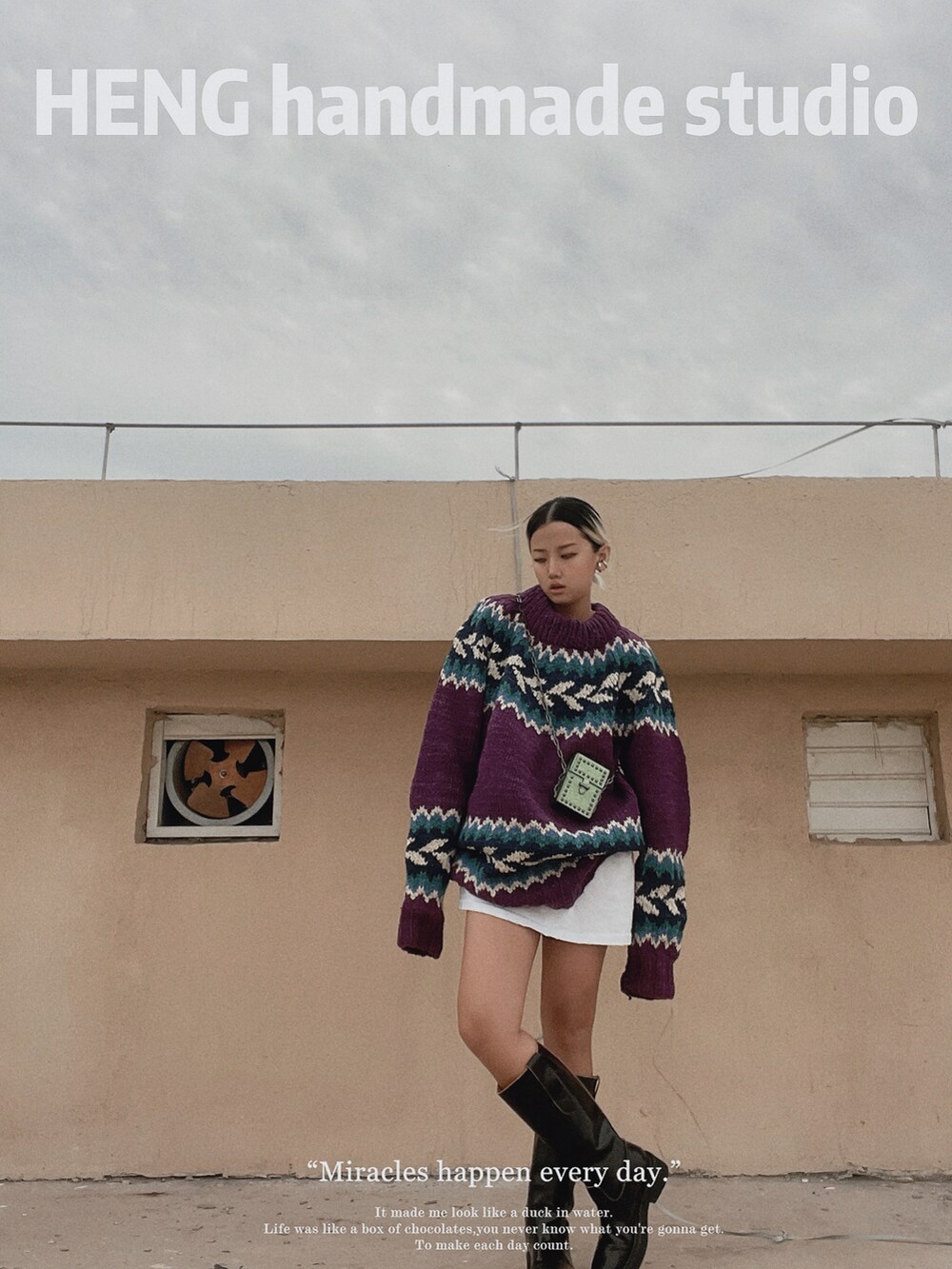 パープル系のその他トップスを着用したレディースの秋コーディネートの3枚目の写真