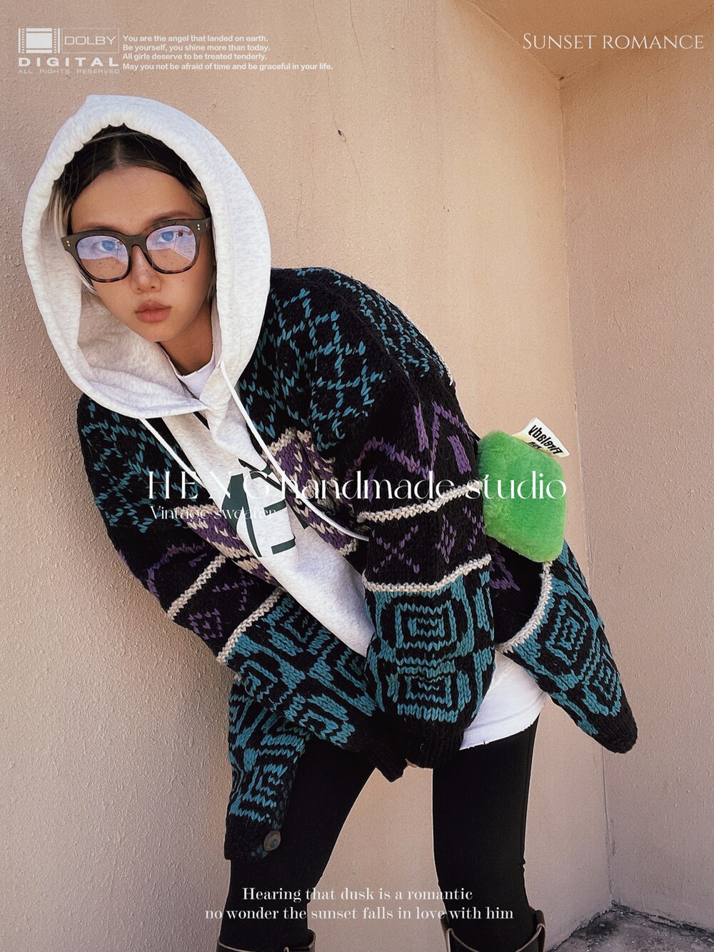 ブラック系のその他トップスを着用したレディースの秋コーディネートの4枚目の写真