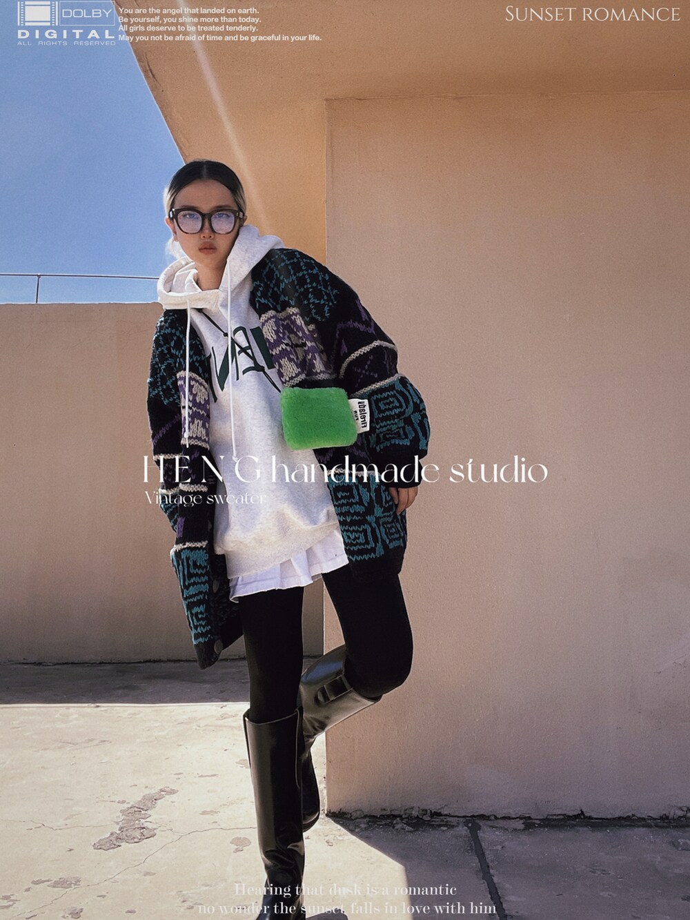 ブラック系のその他トップスを着用したレディースの秋コーディネートの2枚目の写真