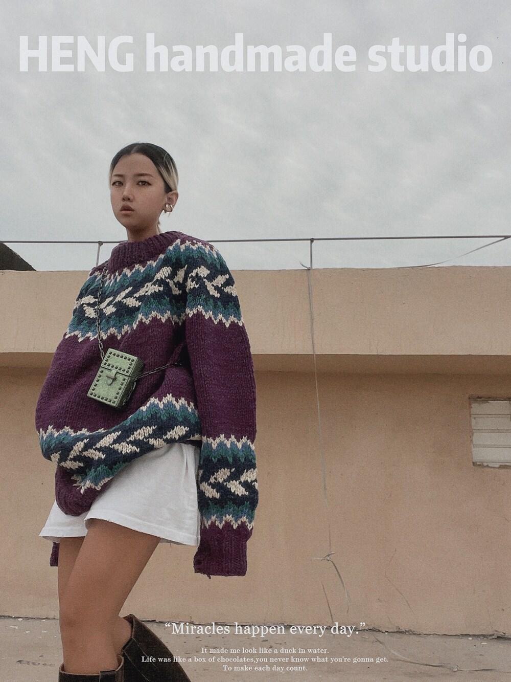 パープル系のその他トップスを着用したレディースの秋コーディネートの4枚目の写真