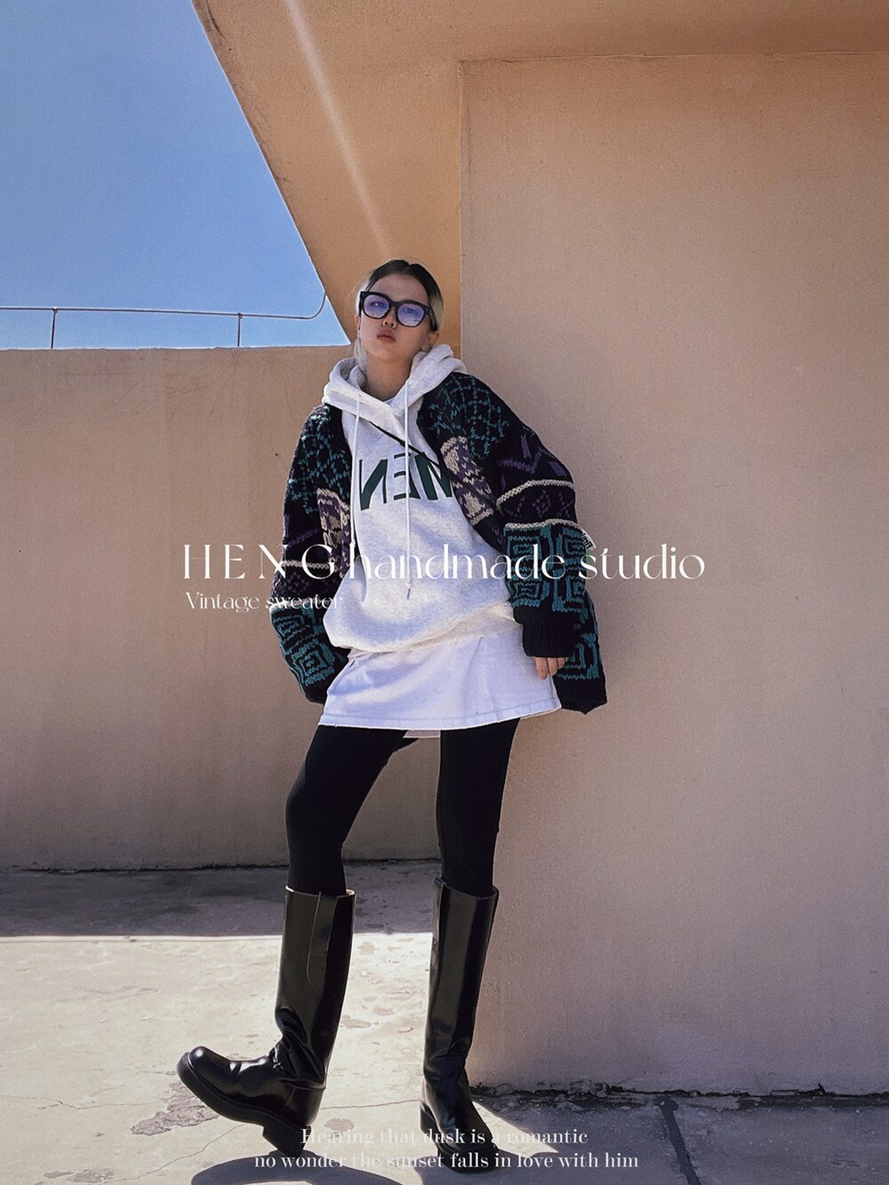 ブラック系のその他トップスを着用したレディースの秋コーディネートの3枚目の写真