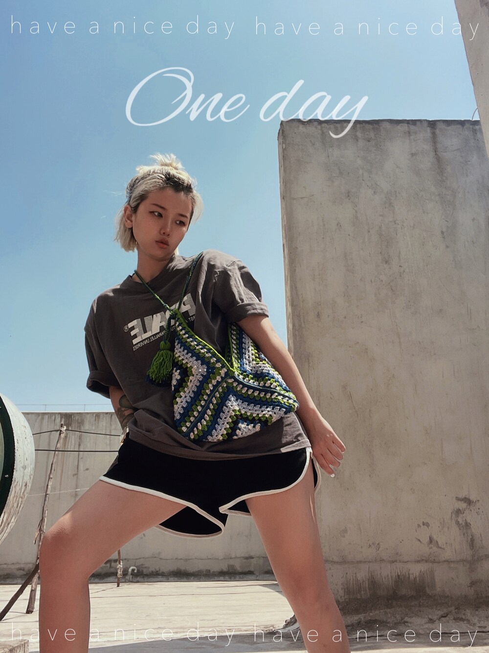 その他のショルダーバッグを着用したレディースの春コーディネートの3枚目の写真