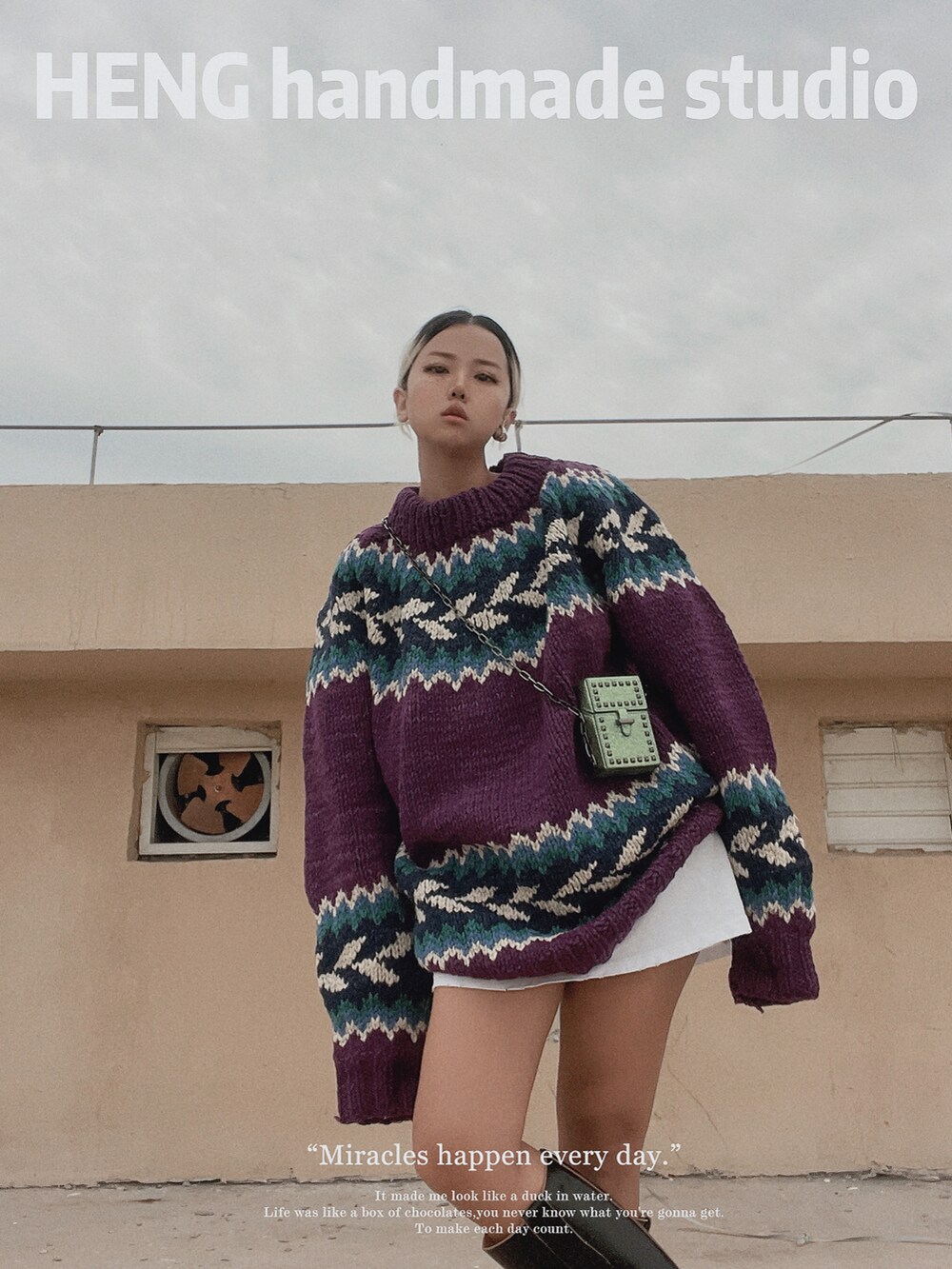 パープル系のその他トップスを着用したレディースの秋コーディネートの2枚目の写真