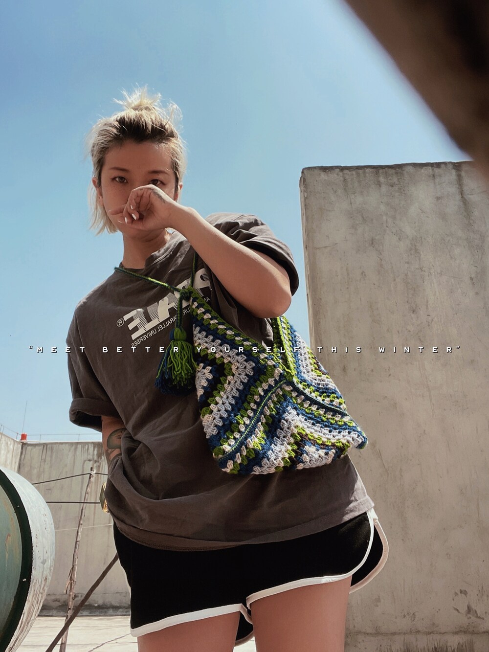 その他のショルダーバッグを着用したレディースの春コーディネートの2枚目の写真