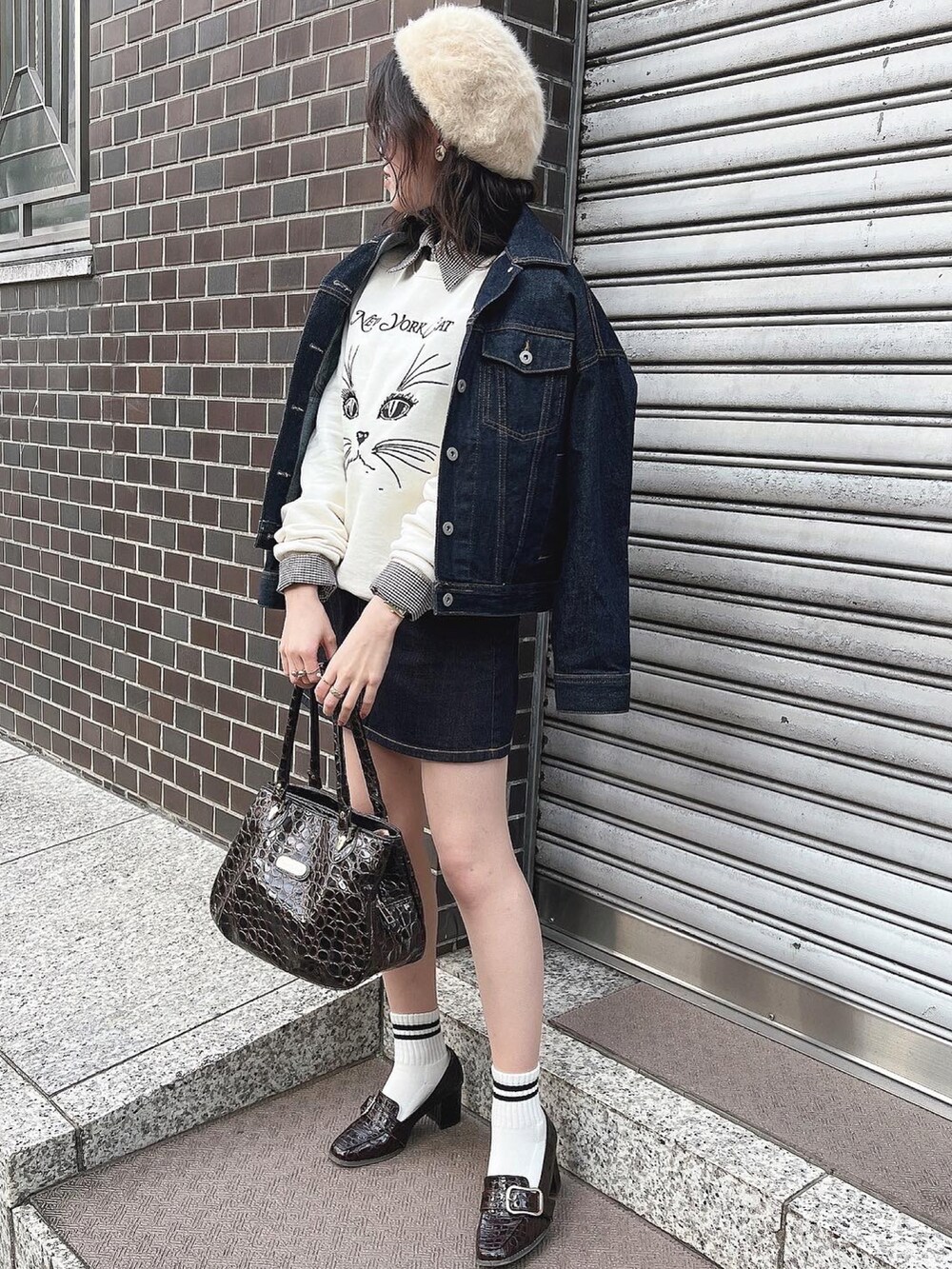 「スウェット、デニム、カジュアル、スエット、レイヤードスタイル、秋服、デニムオンデニム、ガーリーコーデ、フレンチガーリー、wearhalloween2021、epine、デニムスカート、デニムジャケット、ヒールローファー」｜「Treat Ürselfのoriginal leather boston bag（ボストンバッグ、ブラウン系）」を使った、ringo🍎さん（レディース・157cm）の秋コーディネートの2枚目の写真