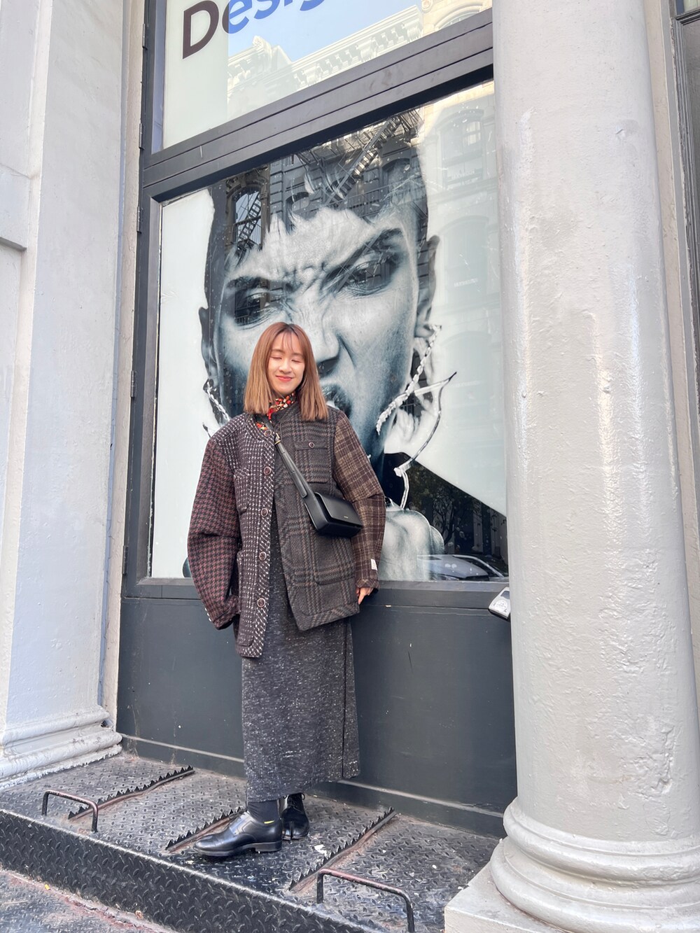 その他のジャケット/アウター、グレー系のワンピース/ドレス、ブラック系のローファーを着用したレディースの秋コーディネートの2枚目の写真