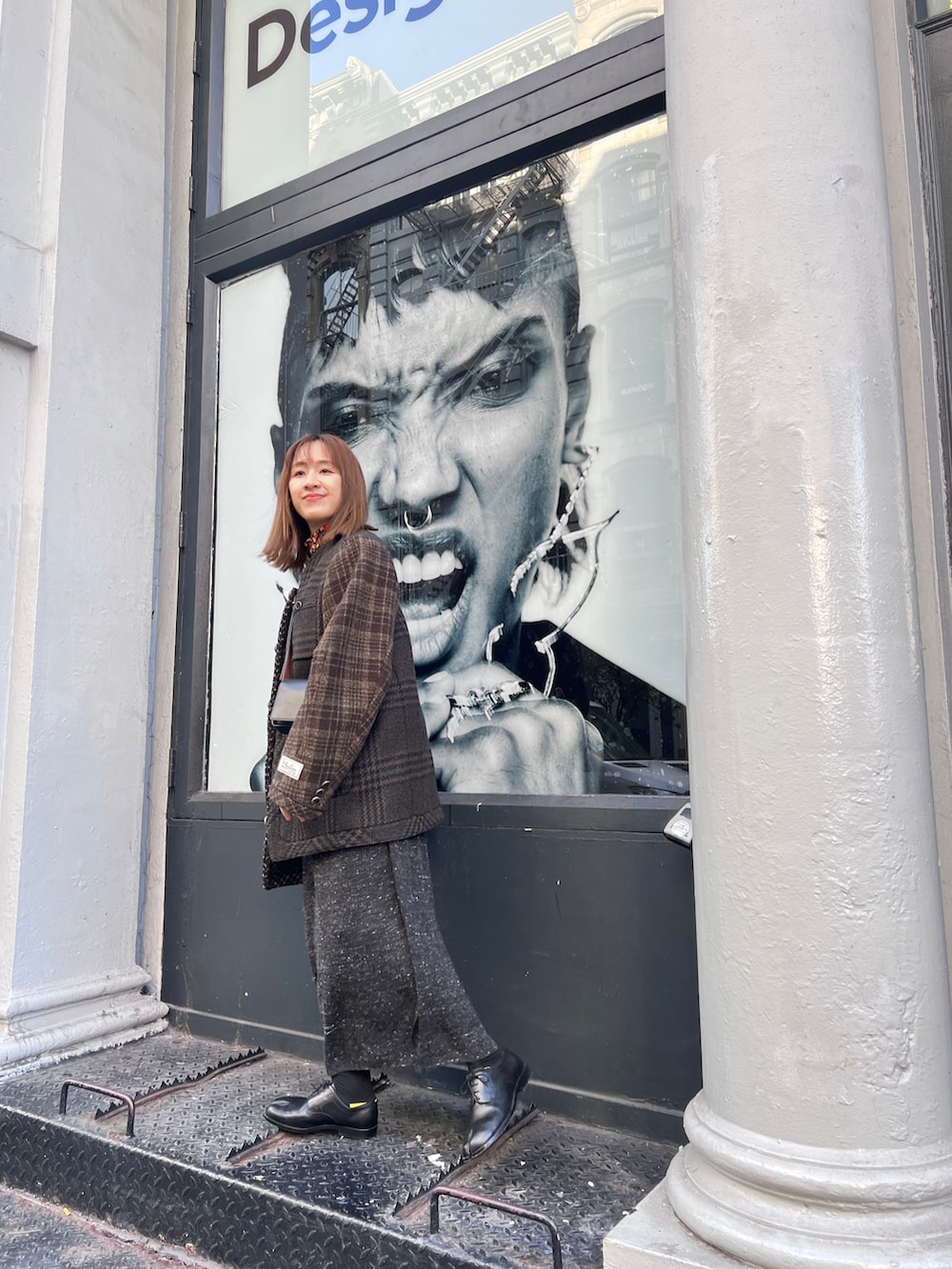 その他のジャケット/アウター、グレー系のワンピース/ドレス、ブラック系のローファーを着用したレディースの秋コーディネートの3枚目の写真