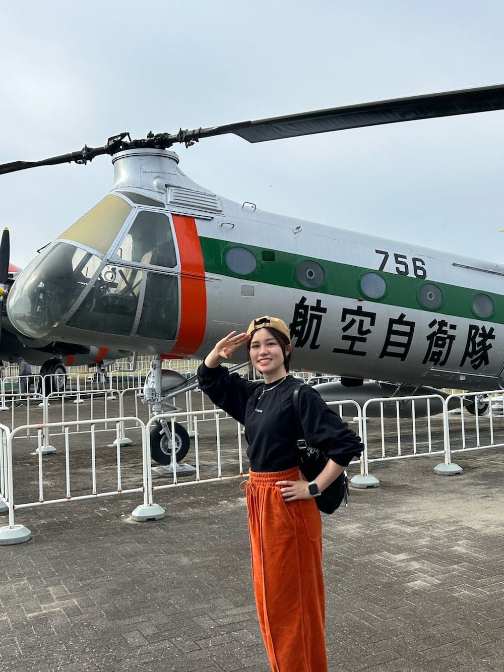 オレンジ系のその他パンツ、ブラック系のローファー、ブラック系のスウェットを着用したレディースの秋コーディネートの2枚目の写真