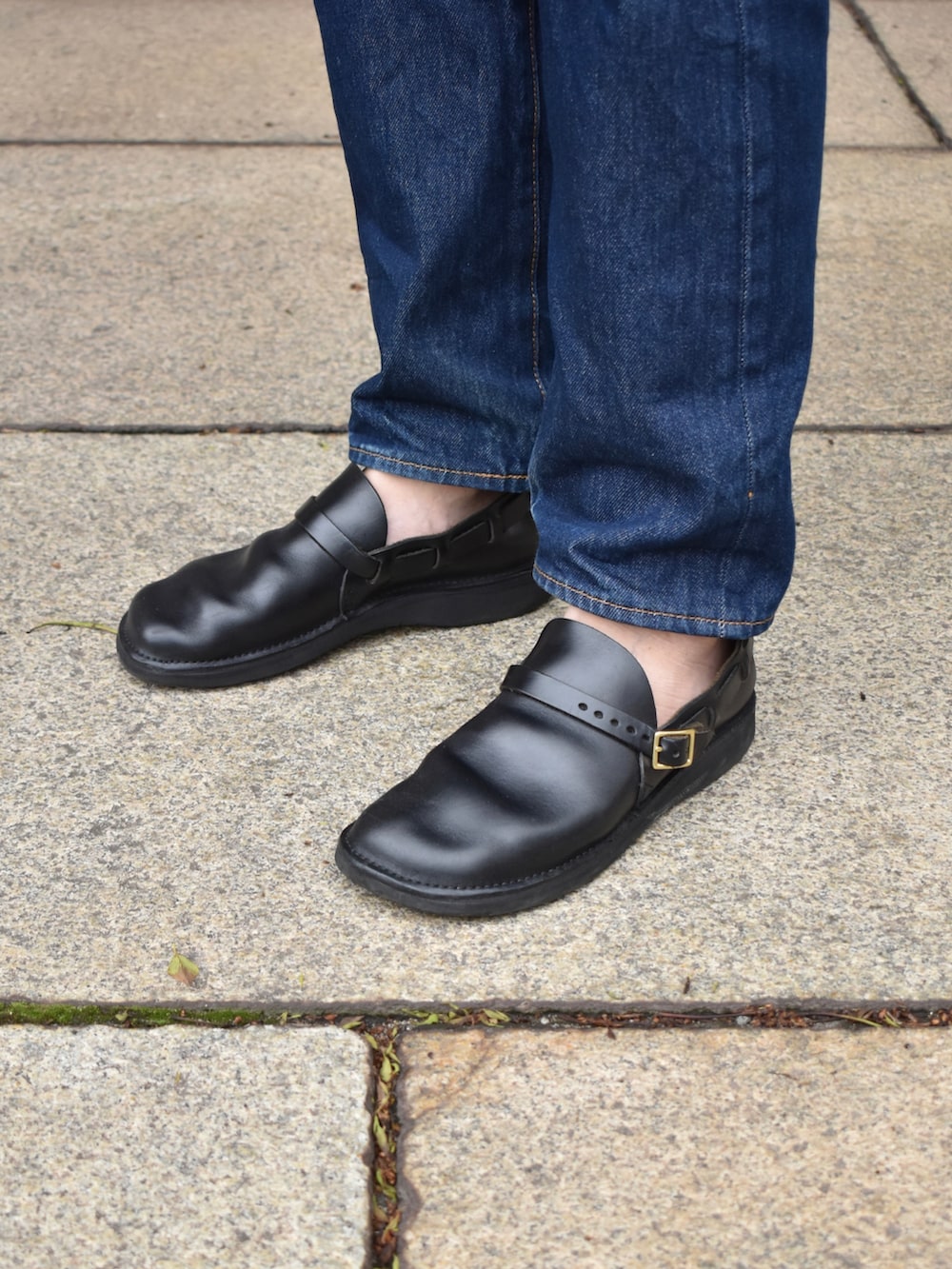 グレー系のカーディガン/ボレロ、ブルー系のデニムパンツ、ブラック系のシューズを着用したメンズの春コーディネートの4枚目の写真