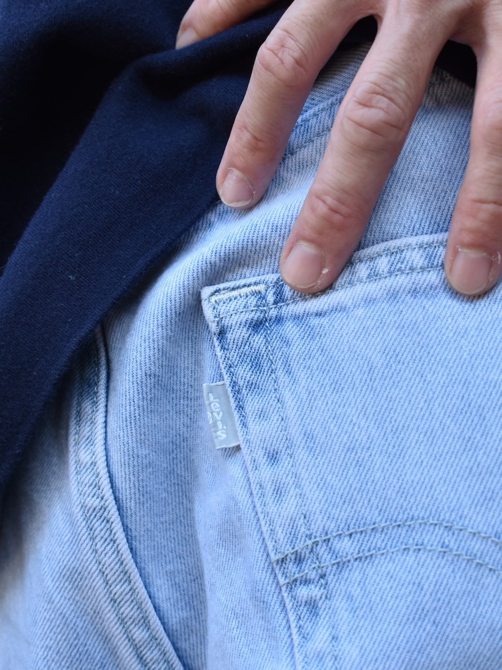 ブルー系のTシャツ/カットソー、ブルー系のデニムパンツ、ブラック系のサンダルを着用したメンズの夏コーディネートの3枚目の写真