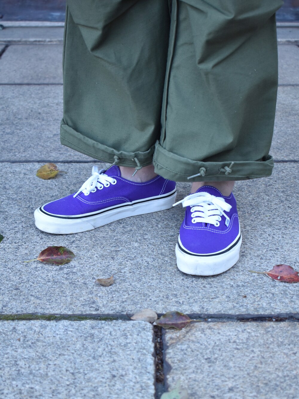 グレー系のシャツ/ブラウス、グリーン系のカーゴパンツ、パープル系のスニーカーを着用したメンズの春コーディネートの3枚目の写真