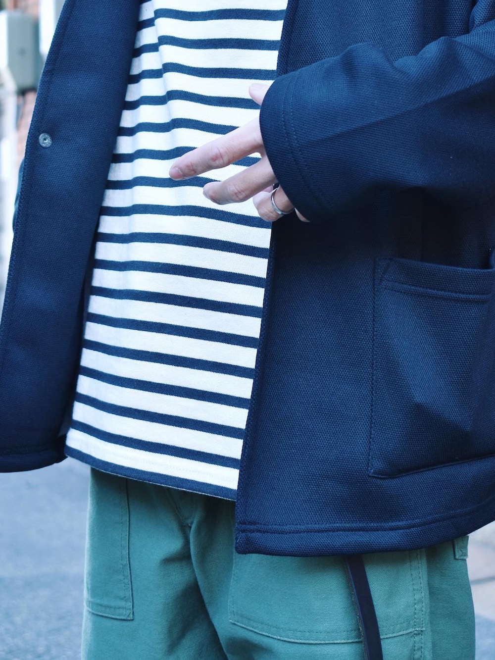 ブラック系のカーディガン/ボレロ、ブラック系のTシャツ/カットソー、グリーン系のその他パンツを着用したメンズの秋コーディネートの3枚目の写真