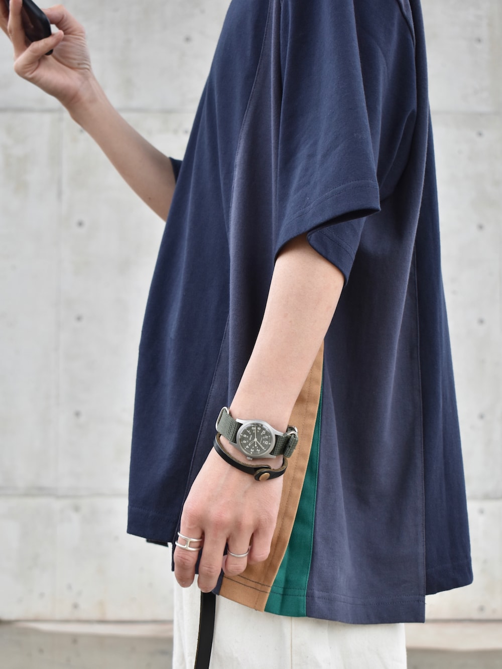 ブルー系のTシャツ/カットソー、ホワイト系のパンツ、ブラック系のモカシン/デッキシューズを着用したメンズの春コーディネートの3枚目の写真