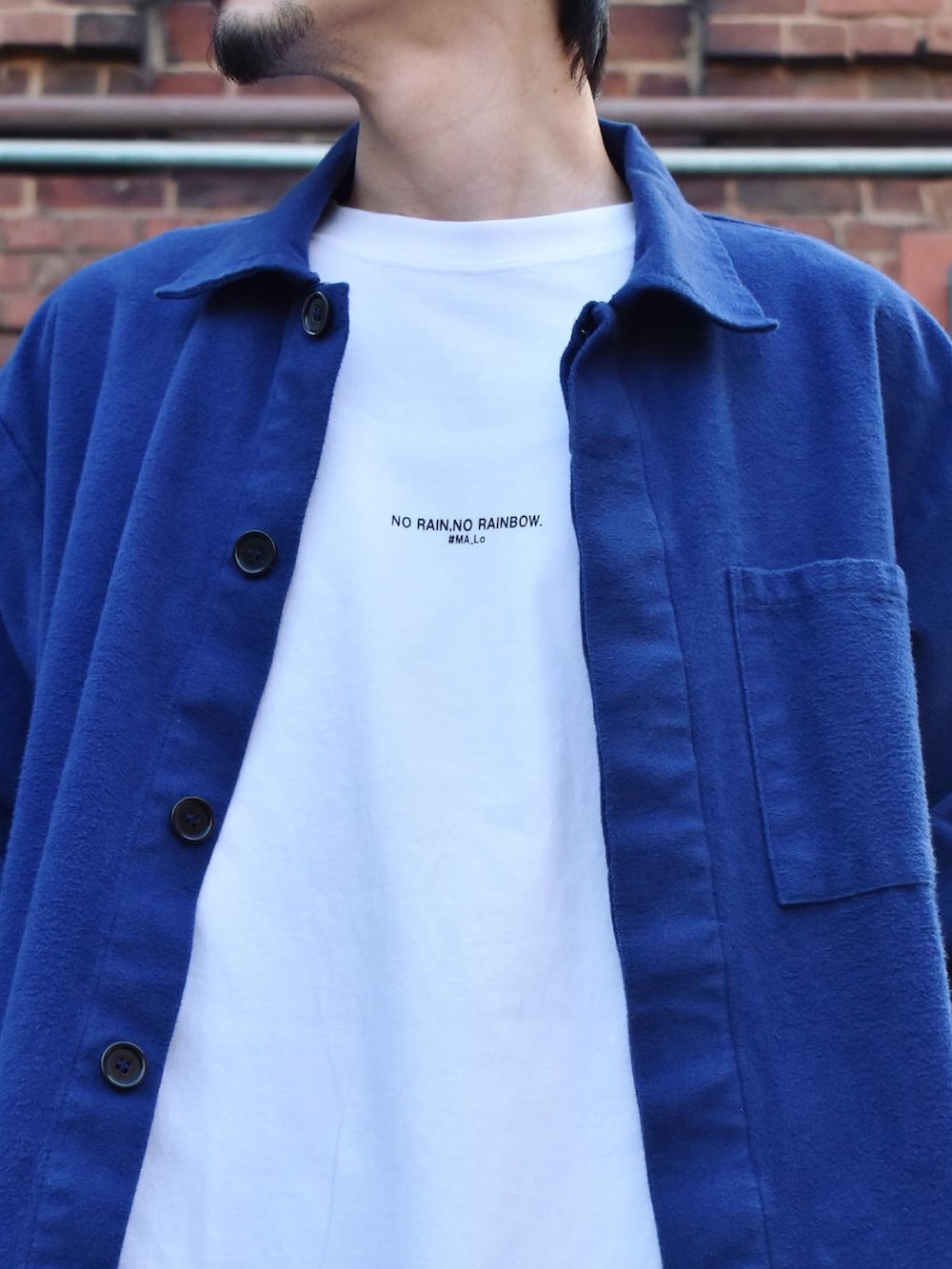 ブルー系のカバーオール、ホワイト系のTシャツ/カットソー、ブラック系のパンツを着用したメンズの冬コーディネートの2枚目の写真