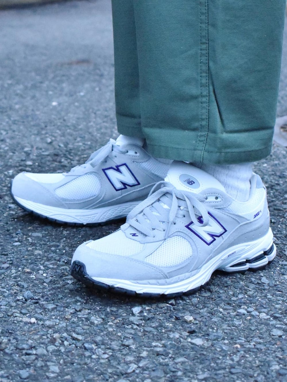 ブルー系のデニムジャケット、グリーン系のその他パンツ、グレー系のスニーカーを着用したメンズの冬コーディネートの2枚目の写真