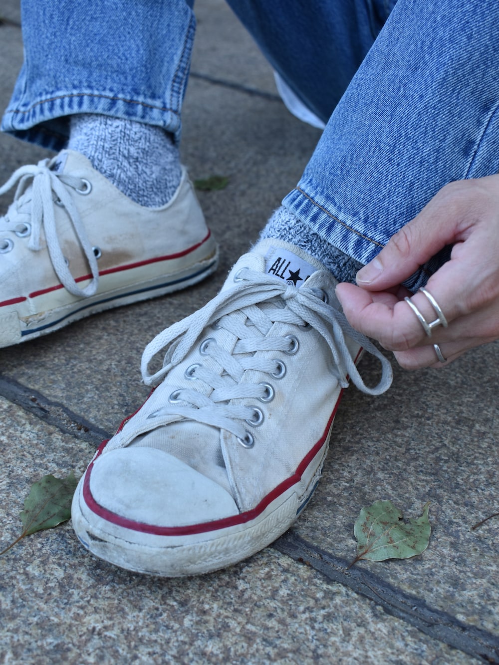 ホワイト系のTシャツ/カットソー、ブルー系のデニムパンツ、ホワイト系のスニーカーを着用したメンズの夏コーディネートの4枚目の写真