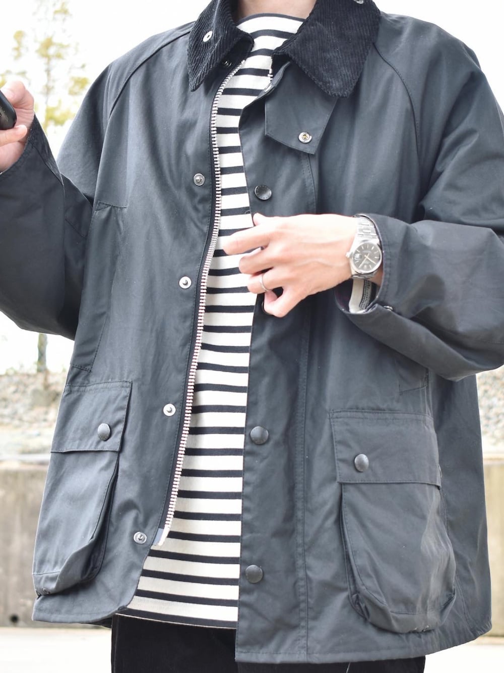 ブラック系のブルゾン、ブラック系のTシャツ/カットソー、ブラック系のパンツを着用したメンズの秋コーディネートの2枚目の写真