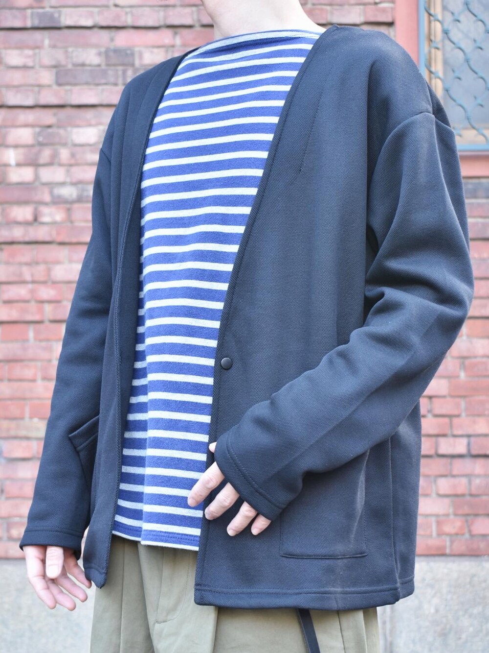 ブラック系のカーディガン/ボレロ、その他のTシャツ/カットソー、グリーン系のチノパンツを着用したメンズの秋コーディネートの2枚目の写真