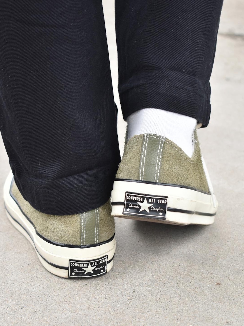 ブラック系のブルゾン、グレー系のパーカー、グレー系のチノパンツを着用したメンズの冬コーディネートの3枚目の写真