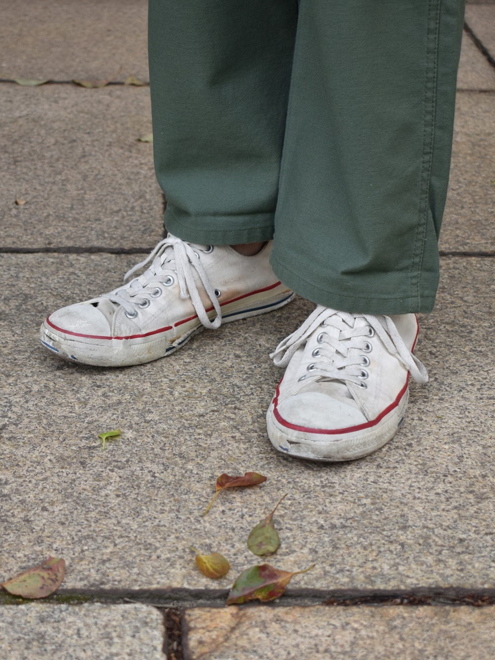 グレー系のTシャツ/カットソー、グリーン系のその他パンツ、ホワイト系のスニーカーを着用したメンズの春コーディネートの3枚目の写真