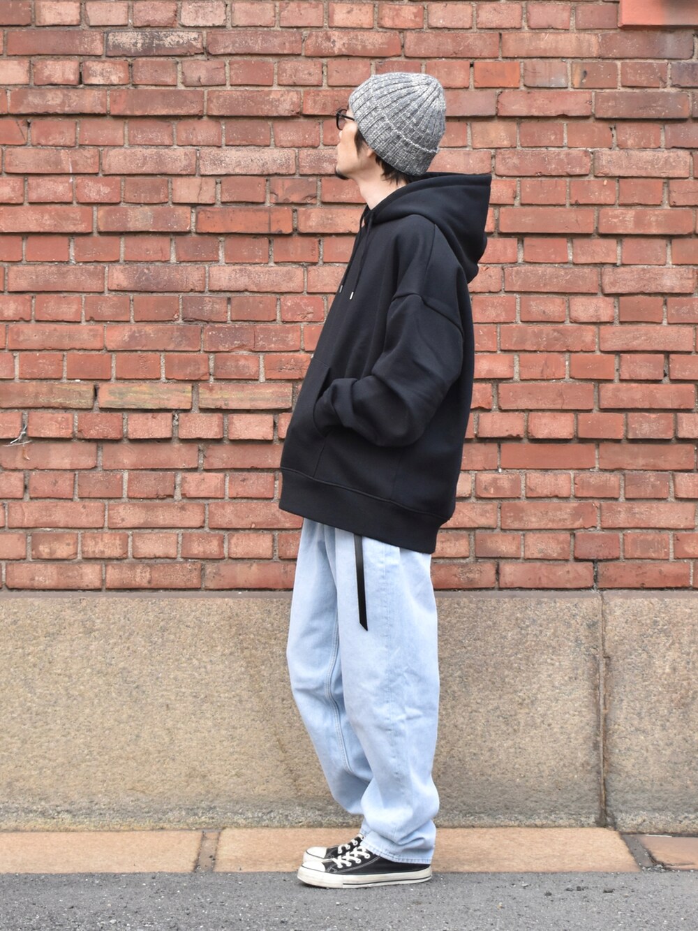 ブルー系のデニムパンツ、ブラック系のスニーカー、グレー系のニットキャップ/ビーニーを着用したメンズの冬コーディネートの4枚目の写真