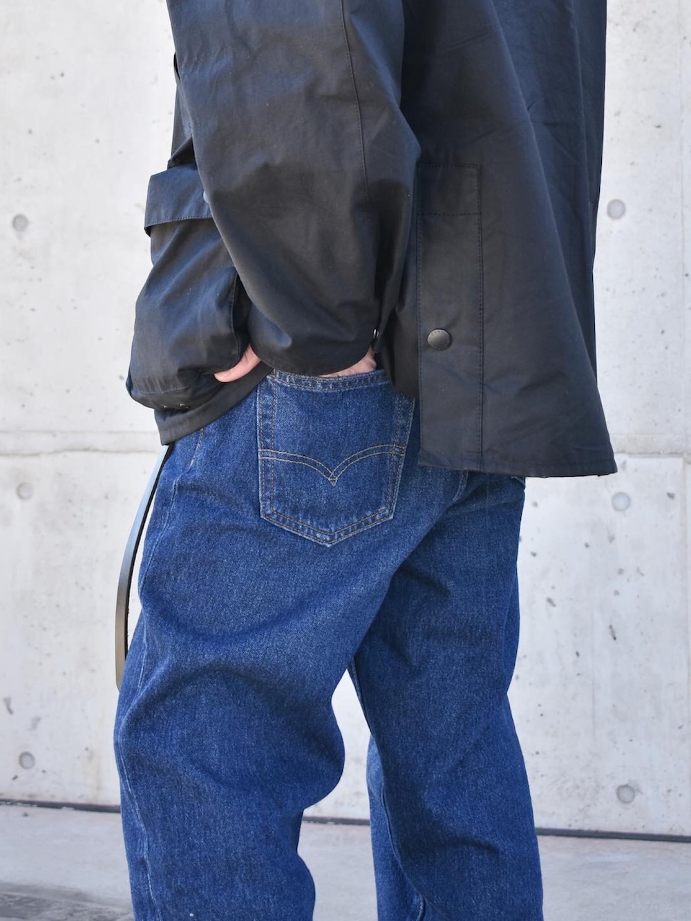 ブラック系のブルゾン、ブルー系のデニムパンツ、ブラック系のシューズを着用したメンズの冬コーディネートの2枚目の写真