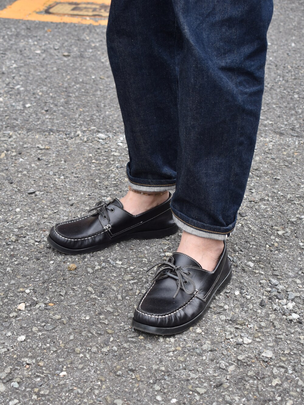 ベージュ系のTシャツ/カットソー、ブルー系のデニムパンツ、ブラック系のモカシン/デッキシューズを着用したメンズの春コーディネートの3枚目の写真