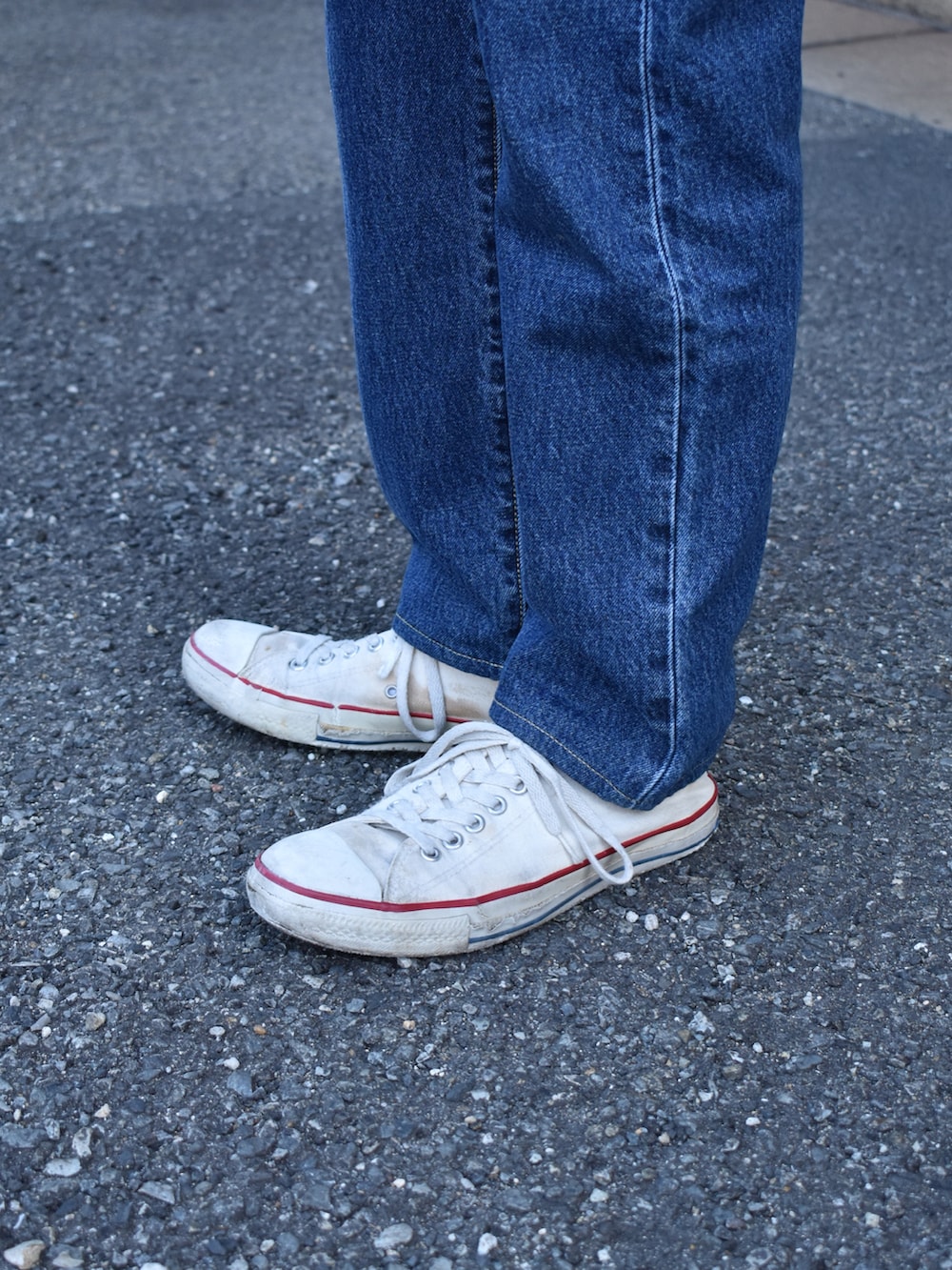 ホワイト系のTシャツ/カットソー、ブルー系のデニムパンツ、ホワイト系のスニーカーを着用したメンズの春コーディネートの3枚目の写真