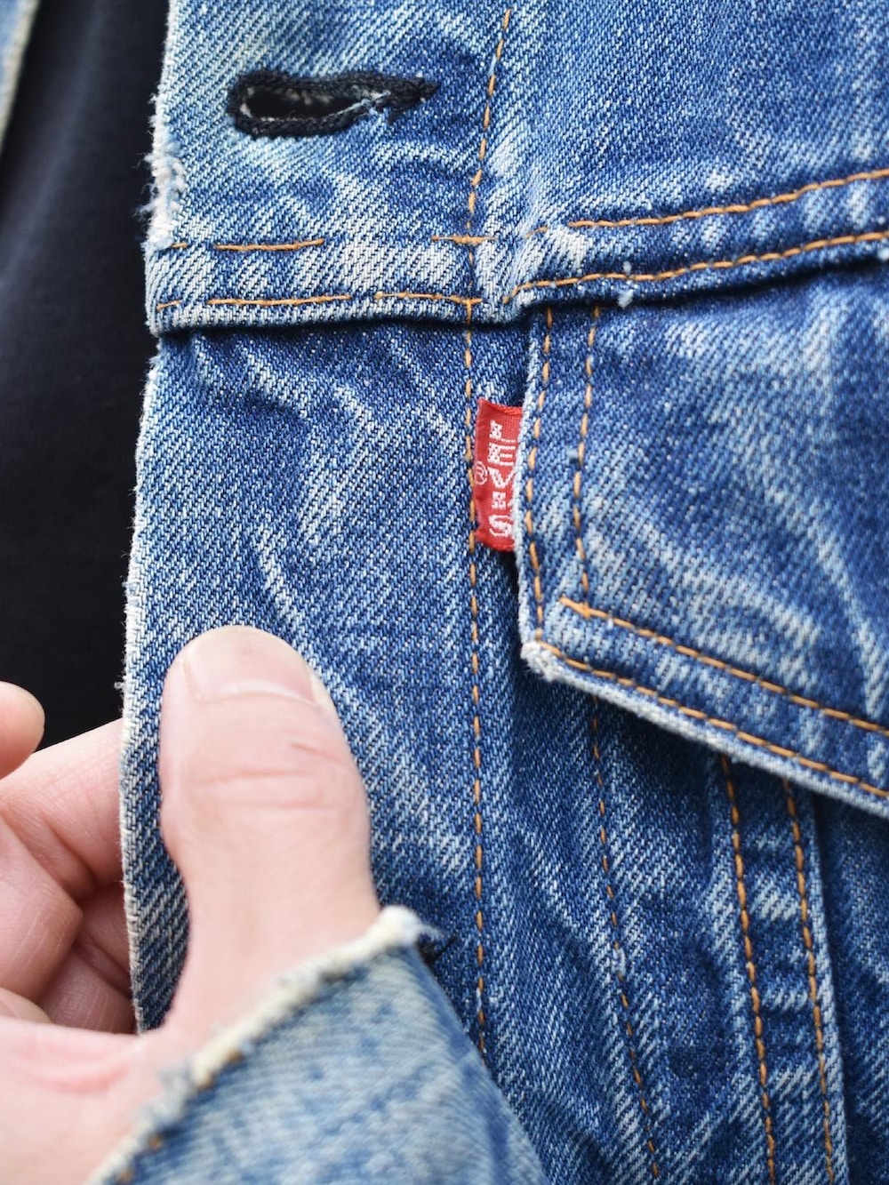 ブルー系のデニムジャケット、グリーン系のチノパンツ、ブラック系のモカシン/デッキシューズを着用したメンズの春コーディネートの2枚目の写真