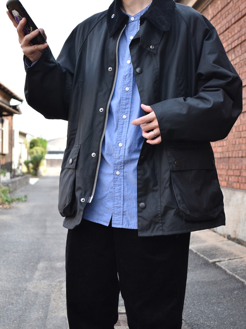 ブラック系のブルゾン、ブルー系のシャツ/ブラウス、ブラック系のパンツを着用したメンズの秋コーディネートの2枚目の写真