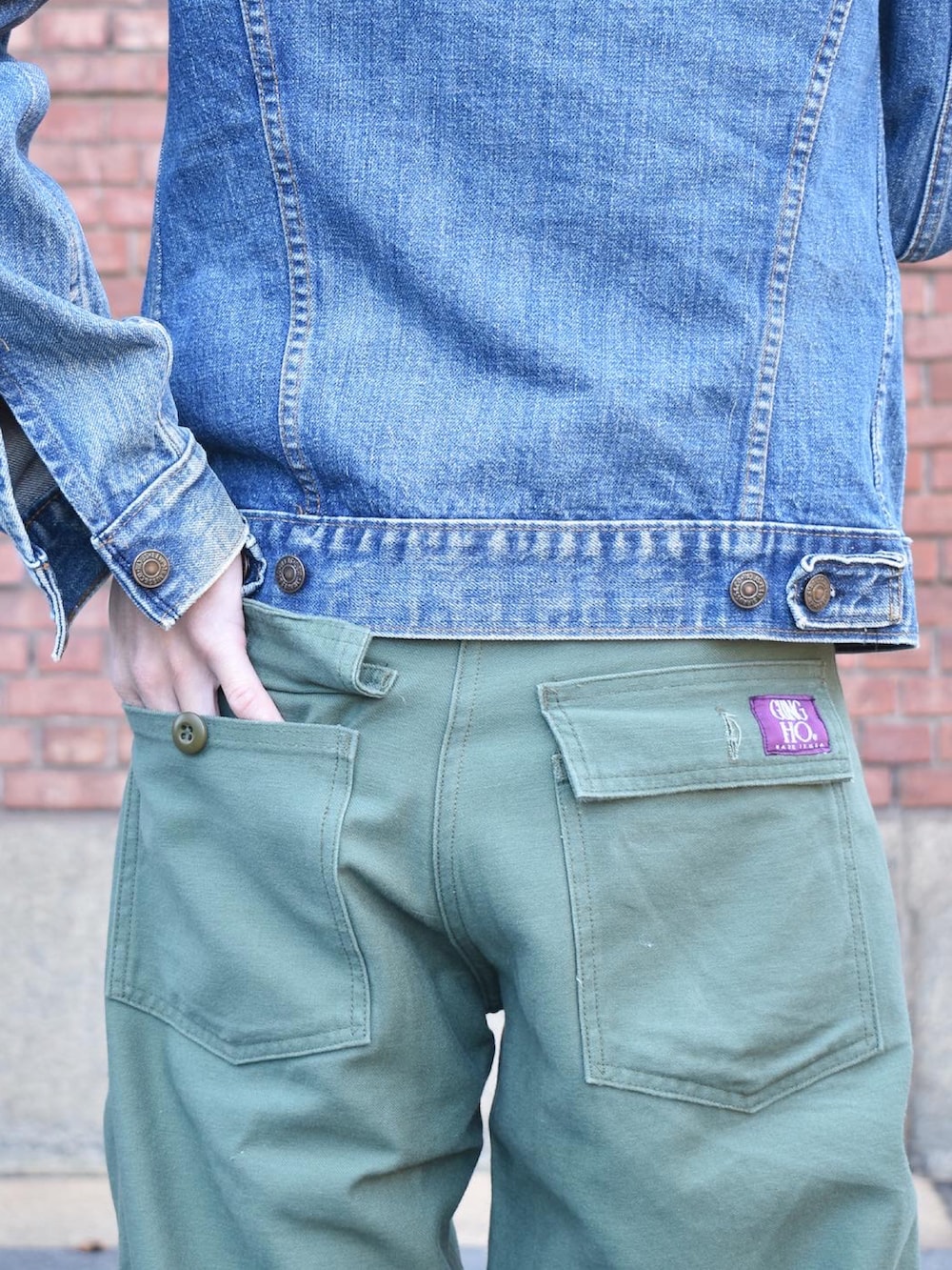 ブルー系のデニムジャケット、グリーン系のその他パンツ、ブラック系のシューズを着用したメンズの冬コーディネートの3枚目の写真