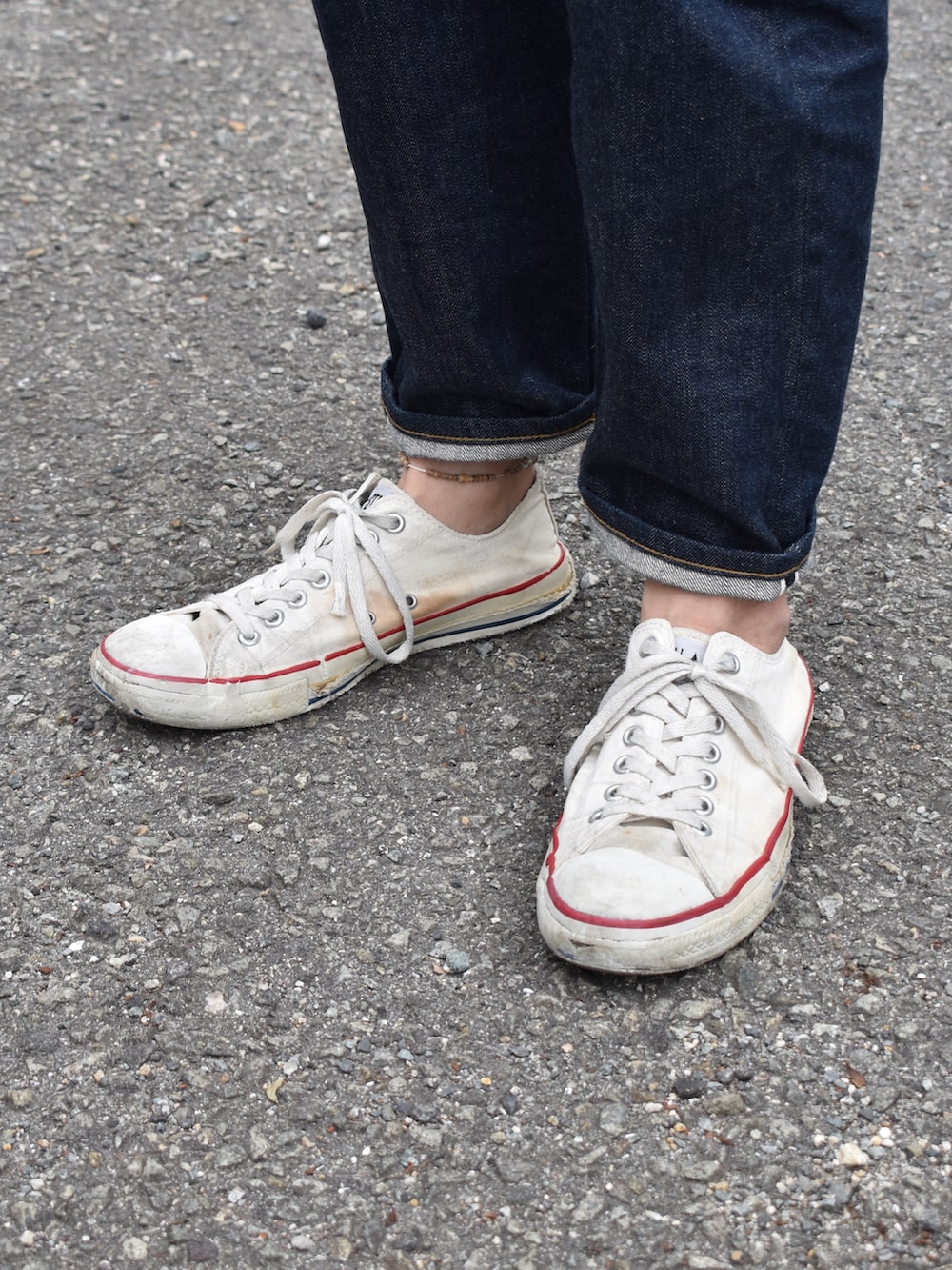 グレー系のTシャツ/カットソー、ブルー系のデニムパンツ、ホワイト系のスニーカーを着用したメンズの夏コーディネートの3枚目の写真