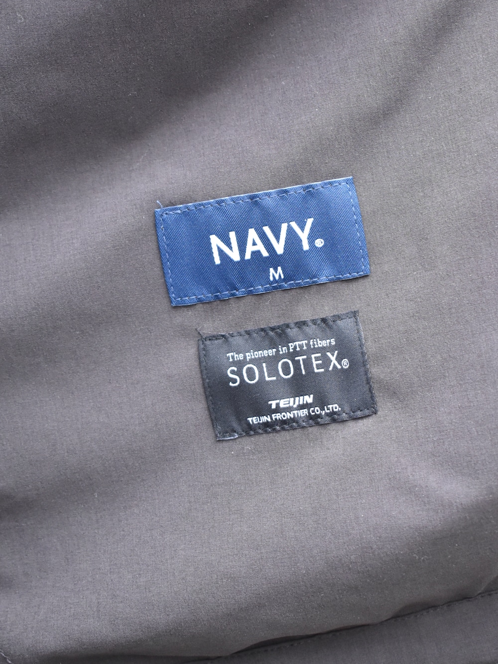 グレー系のカーディガン/ボレロ、ブルー系のデニムパンツ、ブラック系のシューズを着用したメンズの春コーディネートの3枚目の写真