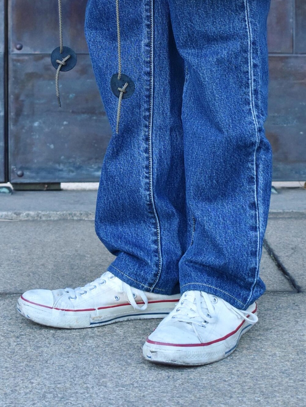 グリーン系のノーカラーコート、ホワイト系のシャツ/ブラウス、ブルー系のデニムパンツを着用したメンズの冬コーディネートの3枚目の写真