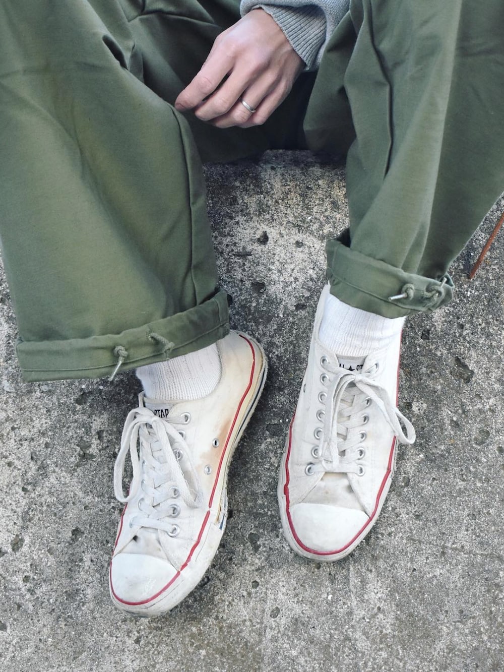 グレー系のパーカー、グリーン系のカーゴパンツ、ホワイト系のスニーカーを着用したメンズの冬コーディネートの2枚目の写真