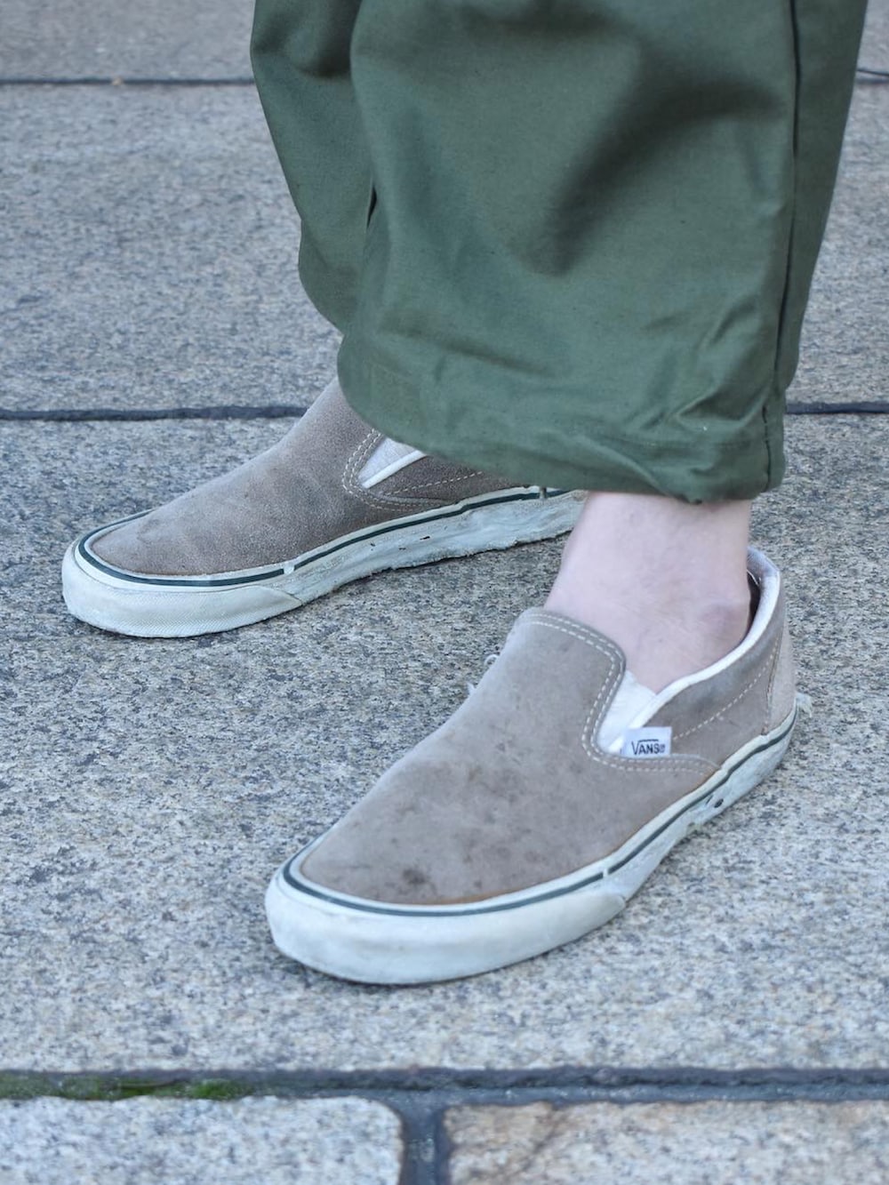 ブルー系のデニムジャケット、グリーン系のカーゴパンツ、グレー系のスニーカーを着用したメンズの春コーディネートの3枚目の写真