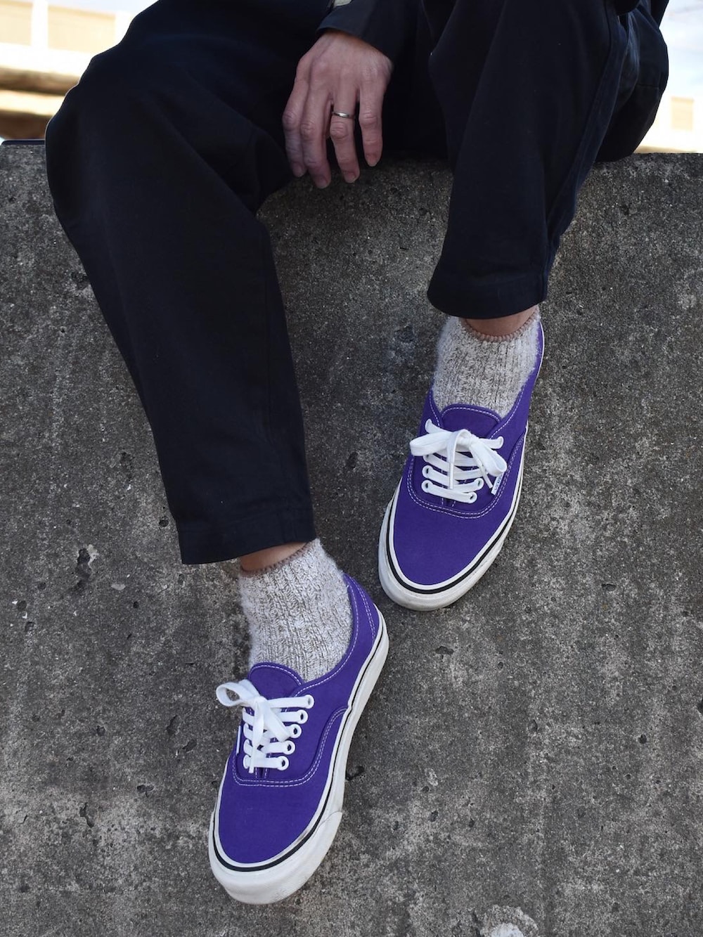 ブラック系のマウンテンパーカー、ホワイト系のTシャツ/カットソー、グレー系のチノパンツを着用したメンズの冬コーディネートの3枚目の写真