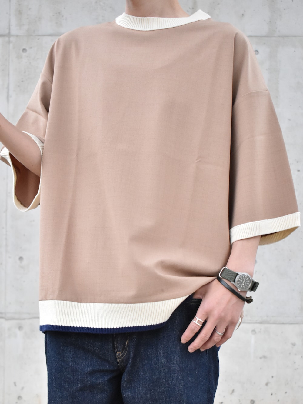 ベージュ系のTシャツ/カットソー、ブルー系のデニムパンツ、ブラック系のモカシン/デッキシューズを着用したメンズの春コーディネートの2枚目の写真