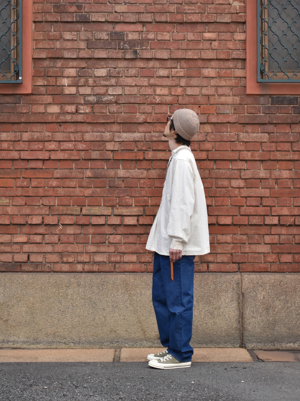 ホワイト系のシャツ/ブラウス、ブルー系のデニムパンツ、ベージュ系のショルダーバッグを着用したメンズの冬コーディネートの3枚目の写真