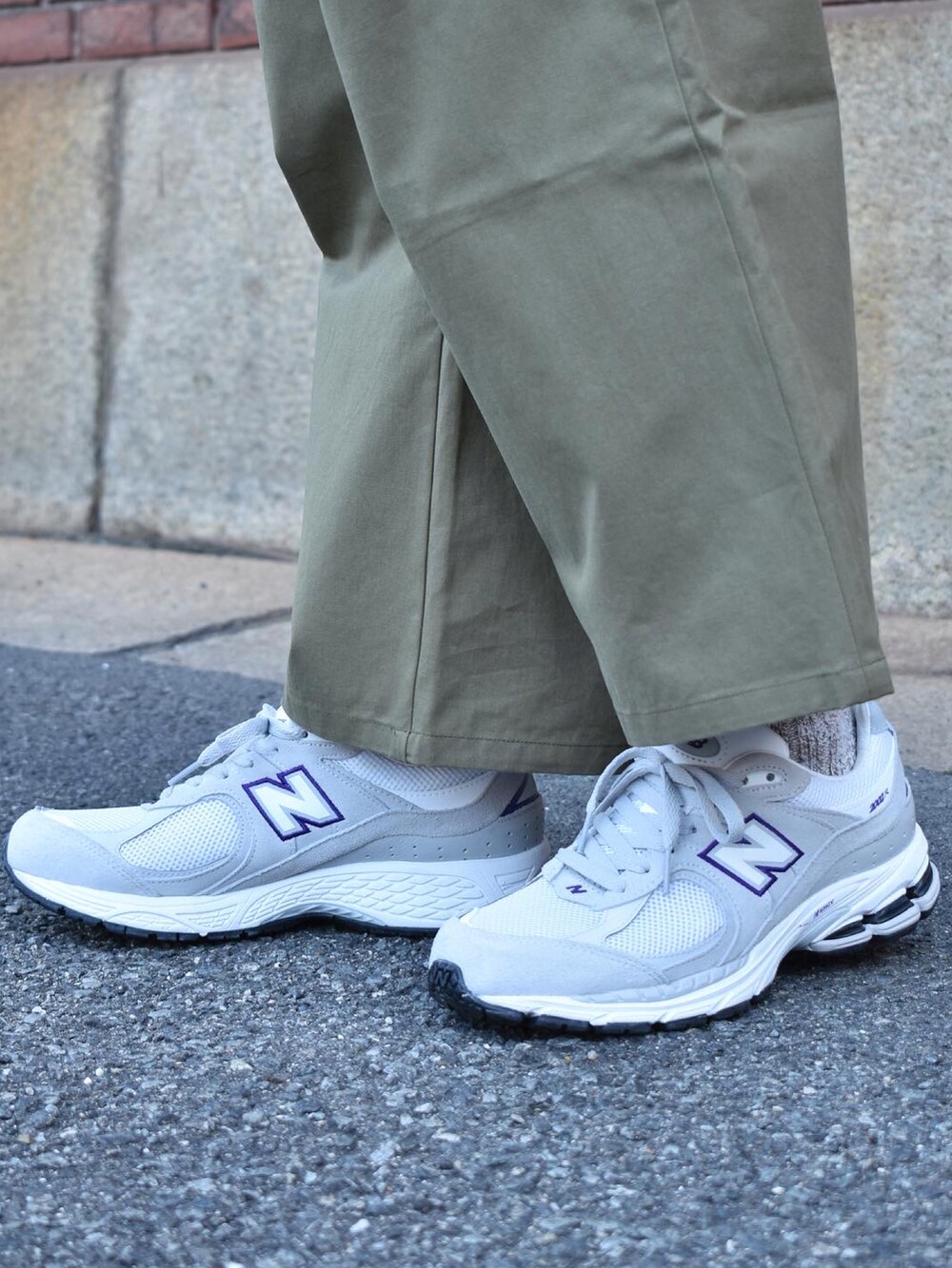 ブラック系のカーディガン/ボレロ、その他のTシャツ/カットソー、グリーン系のチノパンツを着用したメンズの秋コーディネートの3枚目の写真