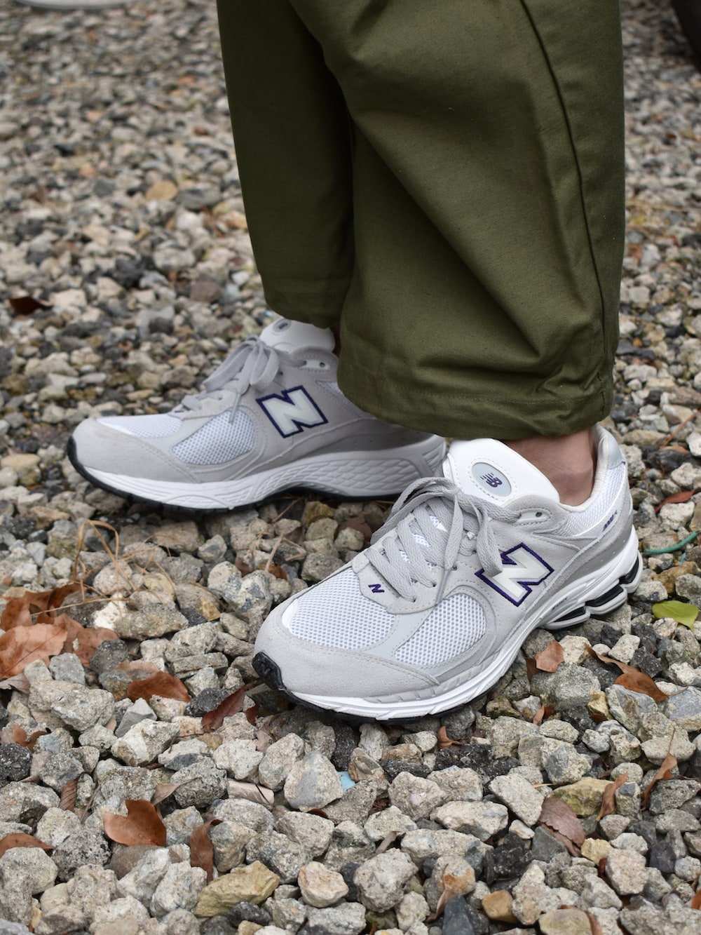 ホワイト系のシャツ/ブラウス、グリーン系のカーゴパンツ、グレー系のスニーカーを着用したメンズの春コーディネートの2枚目の写真