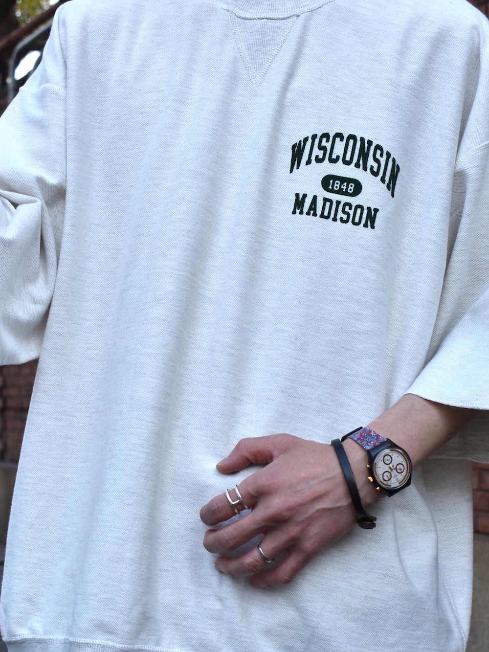 グレー系のTシャツ/カットソー、グリーン系のその他パンツ、ホワイト系のスニーカーを着用したメンズの春コーディネートの2枚目の写真