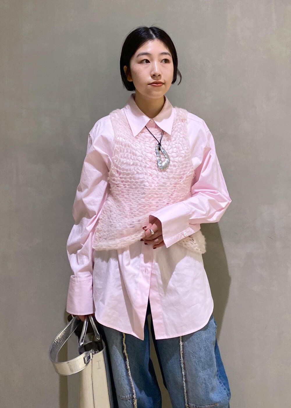 ホワイト系のパンプス、シルバー系のトートバッグ、ピンク系のシャツ/ブラウスを着用したレディースの冬コーディネートの5枚目の写真