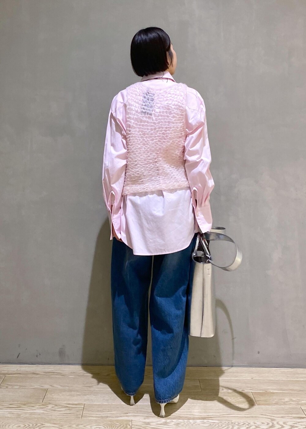 ホワイト系のパンプス、シルバー系のトートバッグ、ピンク系のシャツ/ブラウスを着用したレディースの冬コーディネートの3枚目の写真