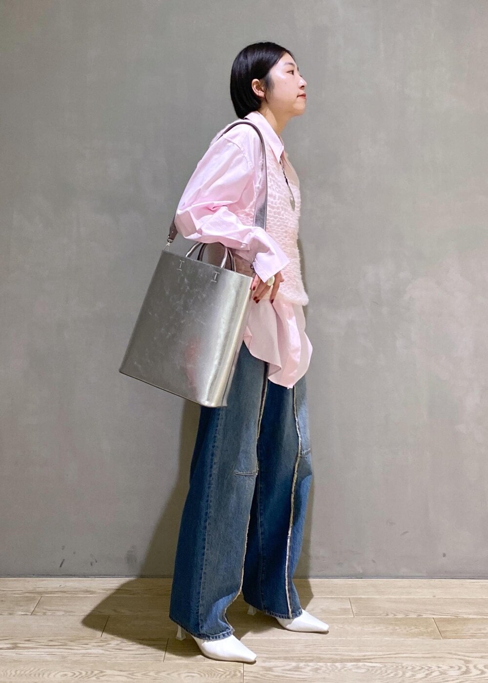 ホワイト系のパンプス、シルバー系のトートバッグ、ピンク系のシャツ/ブラウスを着用したレディースの冬コーディネートの4枚目の写真