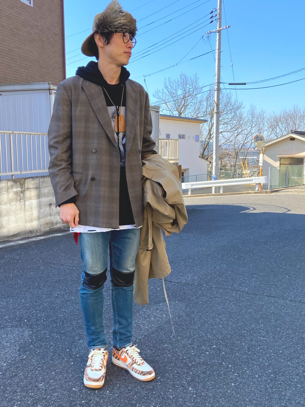 「フライトキャップ、めがね、スニーカー、レザーパッチ、デニム、トレンチコート」｜「JANE SMITH / JOHN SMITHのアイテム（トレンチコート、ベージュ系）」を使った、Kazuhiro Sakaguchiさん（メンズ・182cm）の冬コーディネートの2枚目の写真